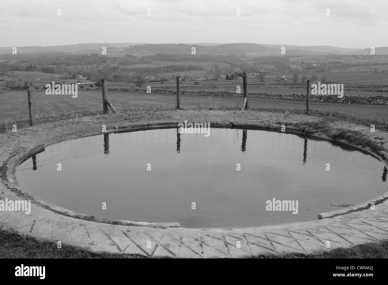 Dewpond in der Nähe von Monsal Dale, Peak District National Park, Derbyshire, England, UK Stockfoto