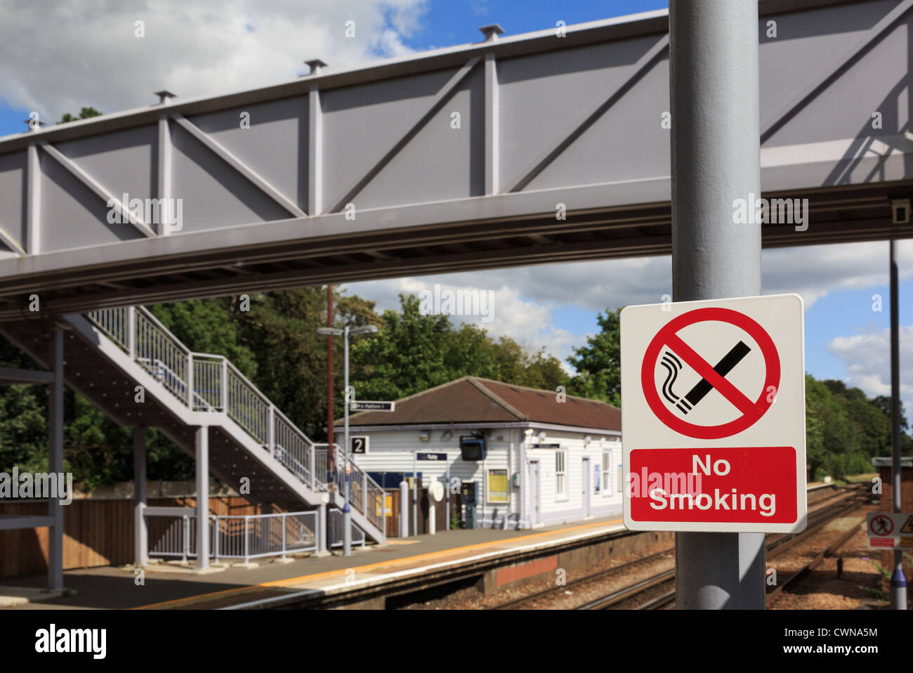 Kein Rauchen Zeichen auf Network Rail Bahnhof Bahnsteig in Kent, England, UK, Großbritannien Stockfoto