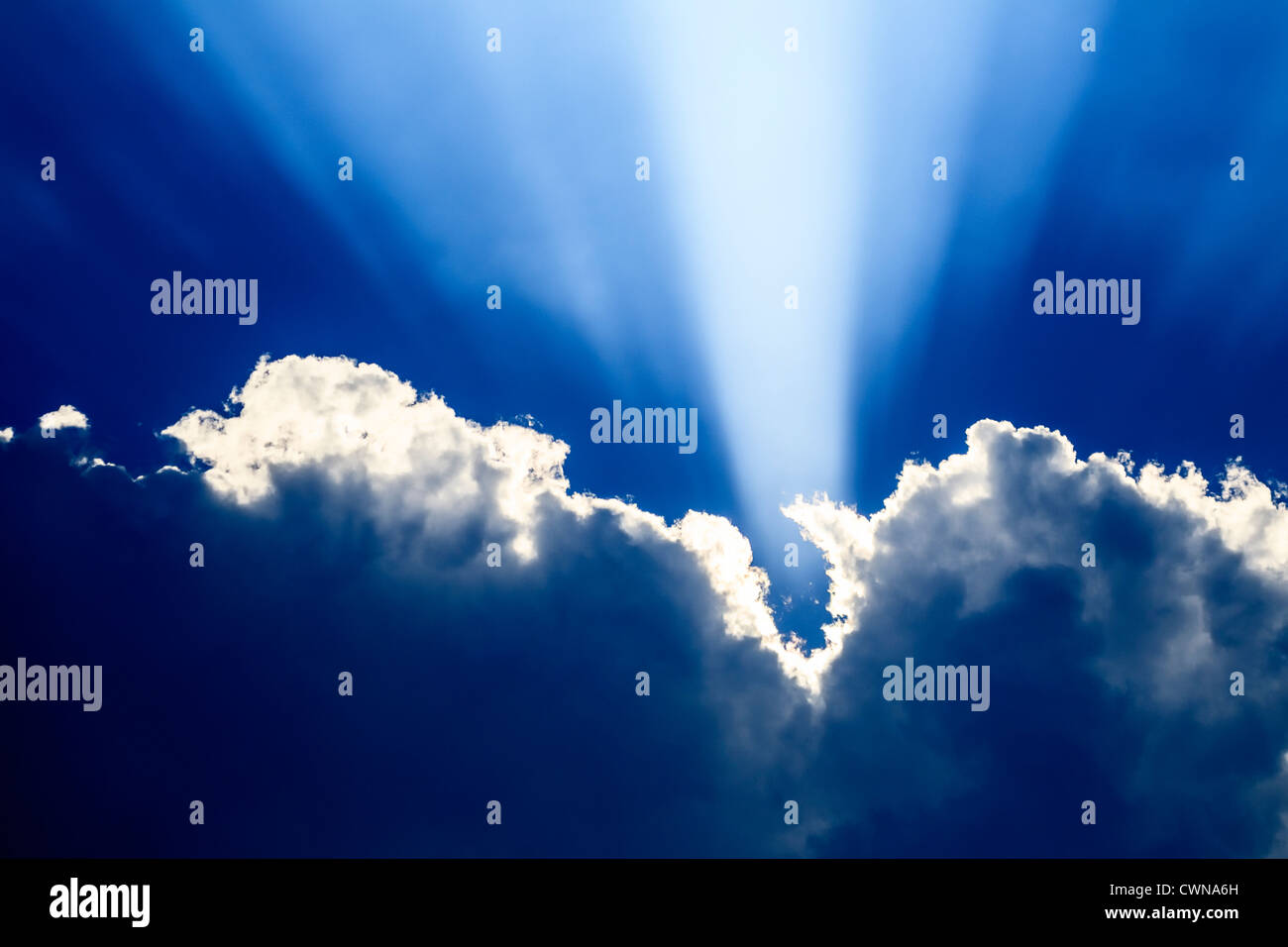 Lichtstrahlen durchstechen und durchleuchten Wolken und erzeugen eine Randbeleuchtung um die Wolke. Stockfoto