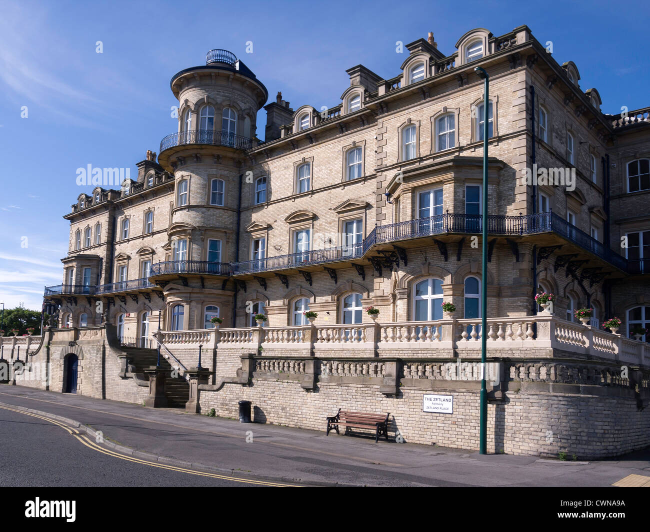 Das ehemalige Zetland Hotel das größte in Saltburn mit eigenem Zugang vom Bahnhof wurde in den 1990er Jahren zu Wohnungen umgewandelt. Stockfoto