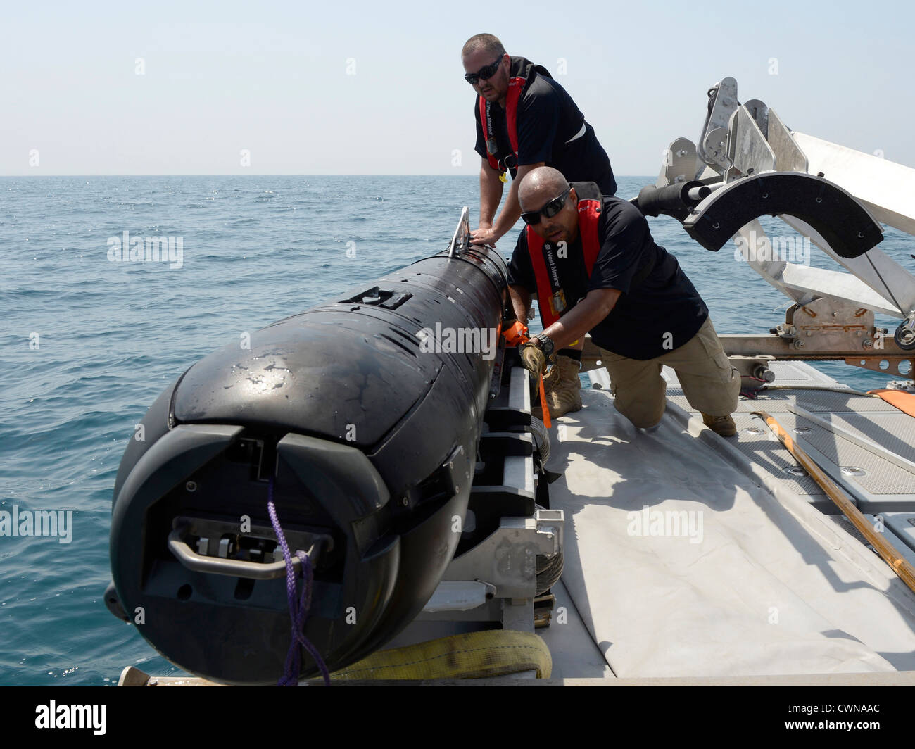 Zivile Auftragnehmer sichern eine M18 Mod 2 Kingfish unbemanntes  Unterwasserfahrzeug auf dem Deck ein 11-Meter Festrumpf-Schlauchboot. Die  Königsmakrele verwendet Side Scan Sonar zu suchen und Sehenswürdigkeiten zu  entdecken Stockfotografie - Alamy