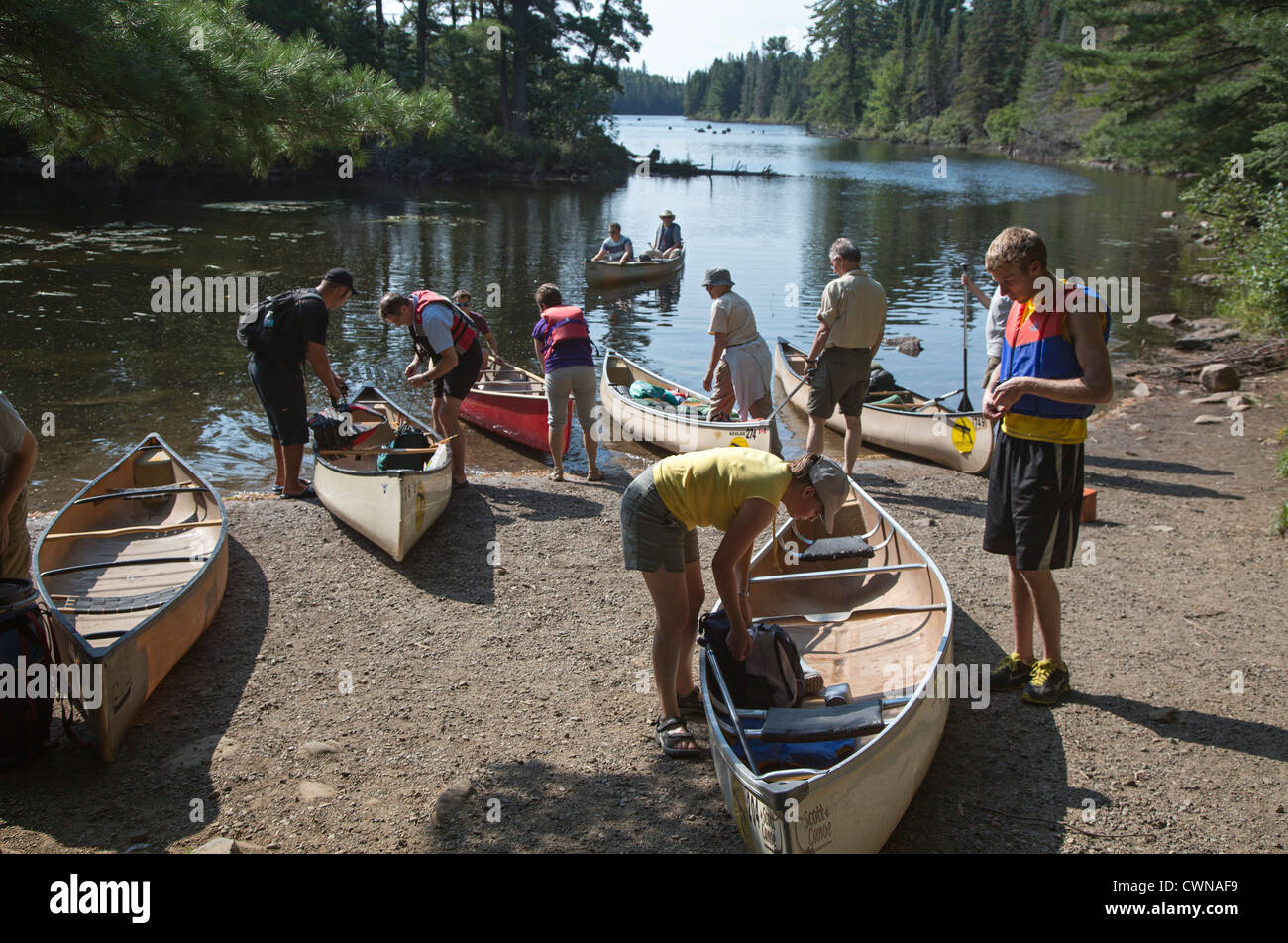 Kanu-Ausflügler Menschenmenge eine Landung am Canoe Lake bei ihrer Vorbereitung auf ihre Kanus im Algonquin Provincial Park portage. Stockfoto