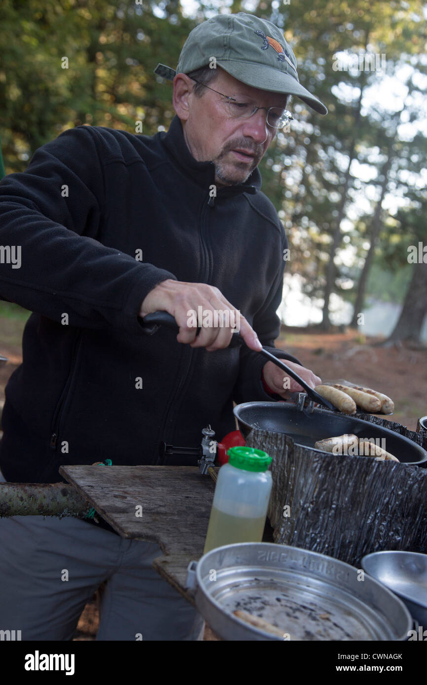 Algonquin Provincial Park, Ontario Kanada - John West, 65, kocht Frühstück bei einer Kanutour. Stockfoto