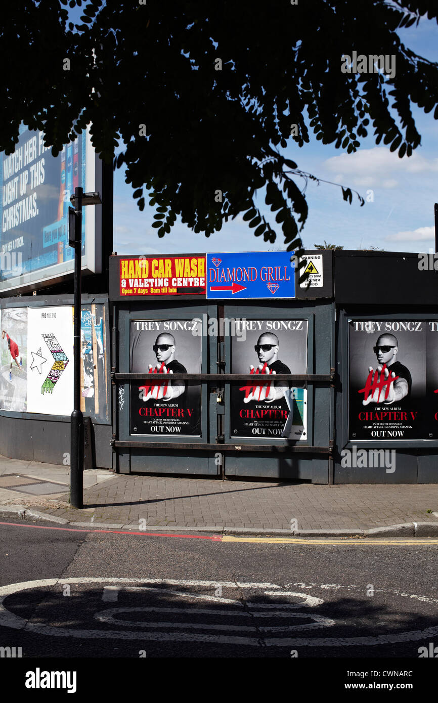 Adshells, Werbetafeln und hinterleuchtete Plakat und Design auf der Straße von London UK. Stockfoto