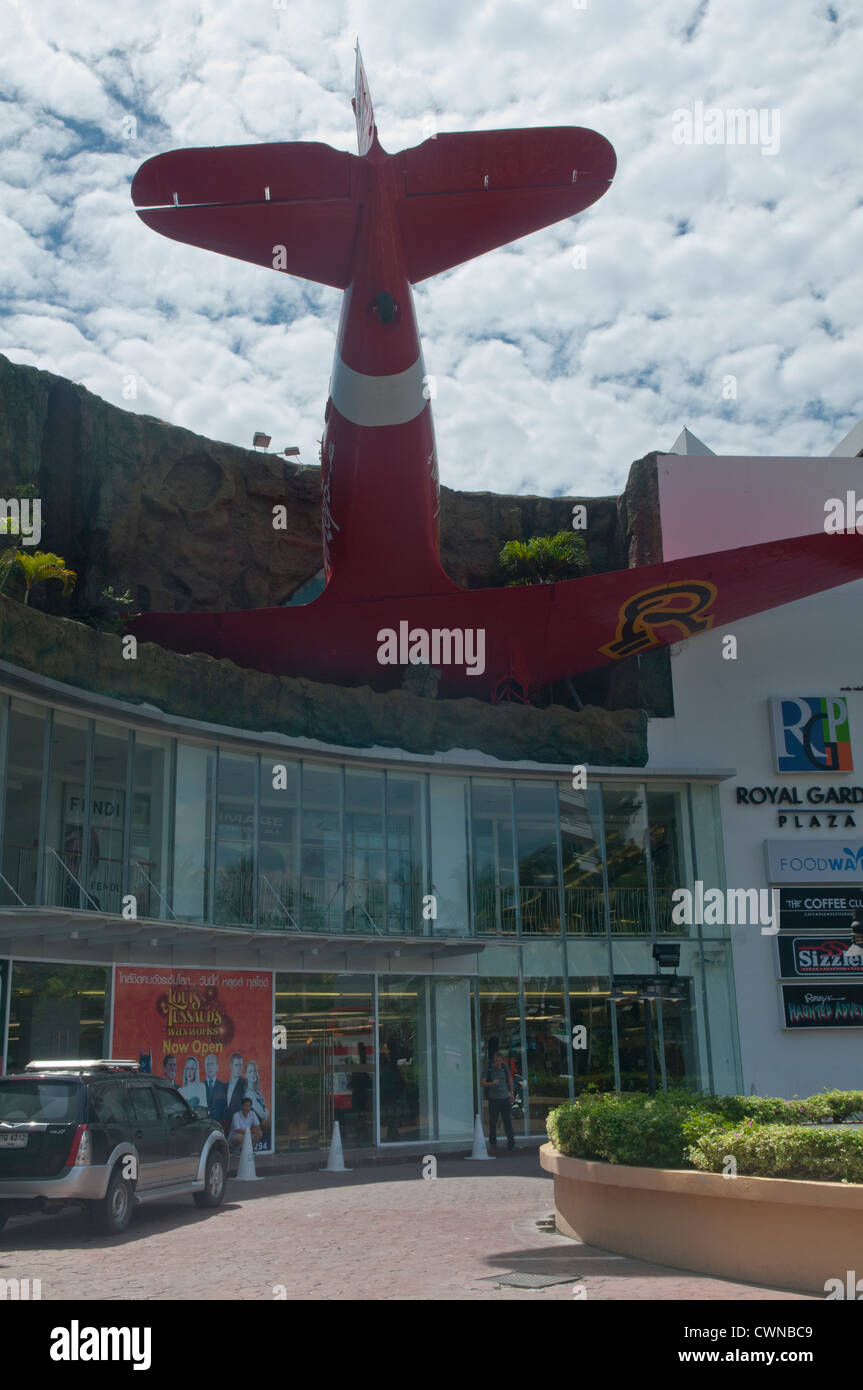 Flugzeug stürzte in ein Einkaufszentrum im bizarren Royal Garden Plaza in Pattaya, Thailand Stockfoto
