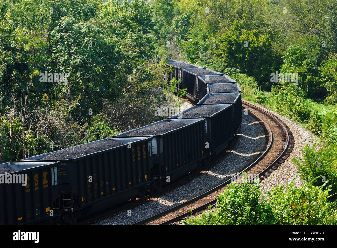 CSX Lokomotive trägt Kohle zu einem Kraftwerk in Richmond, Virginia. Stockfoto