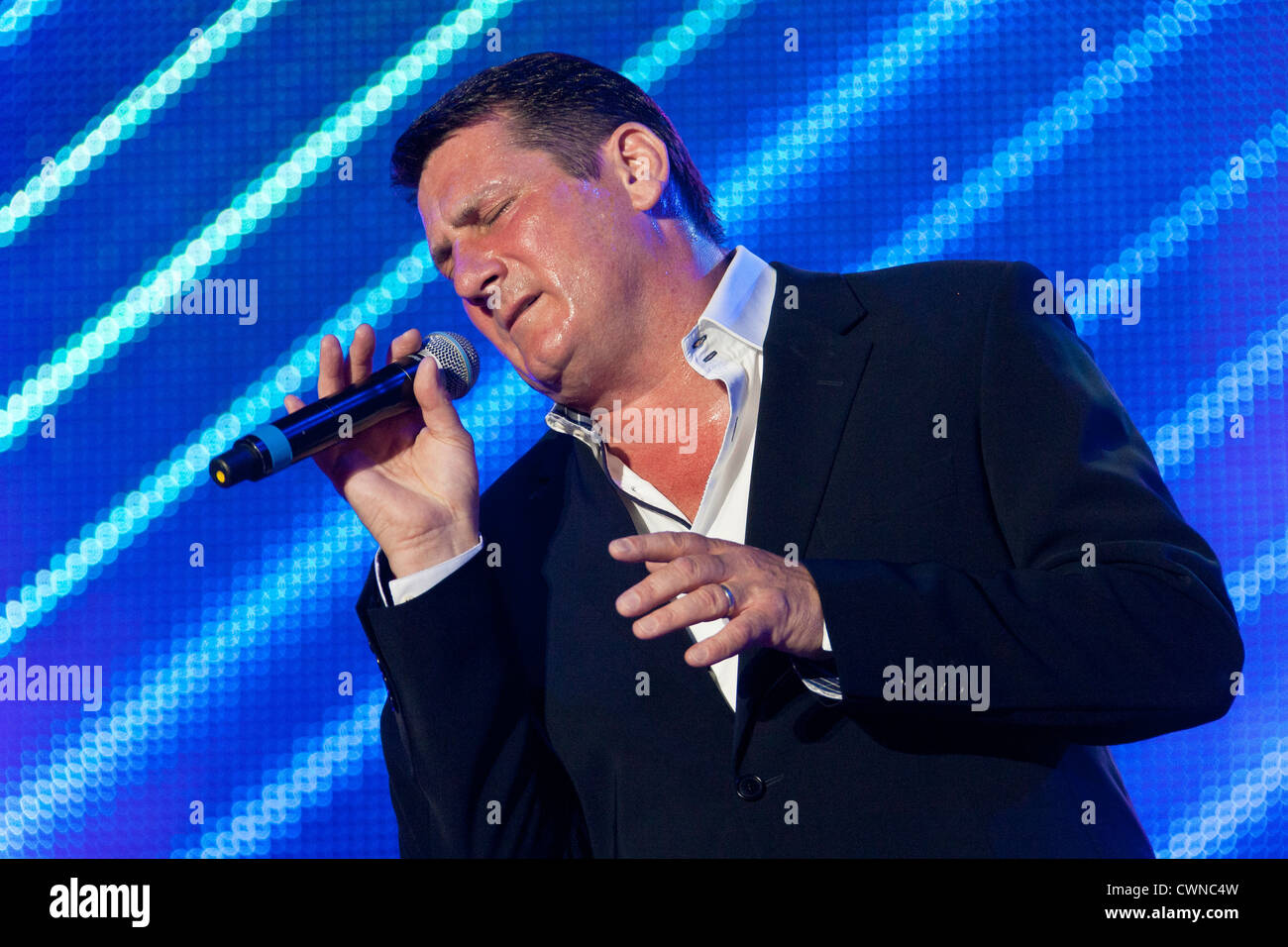 Sänger Tony Hadley auf der Bühne bei den Rücklauf Festival Henley on Thames 2012. PER0334 Stockfoto