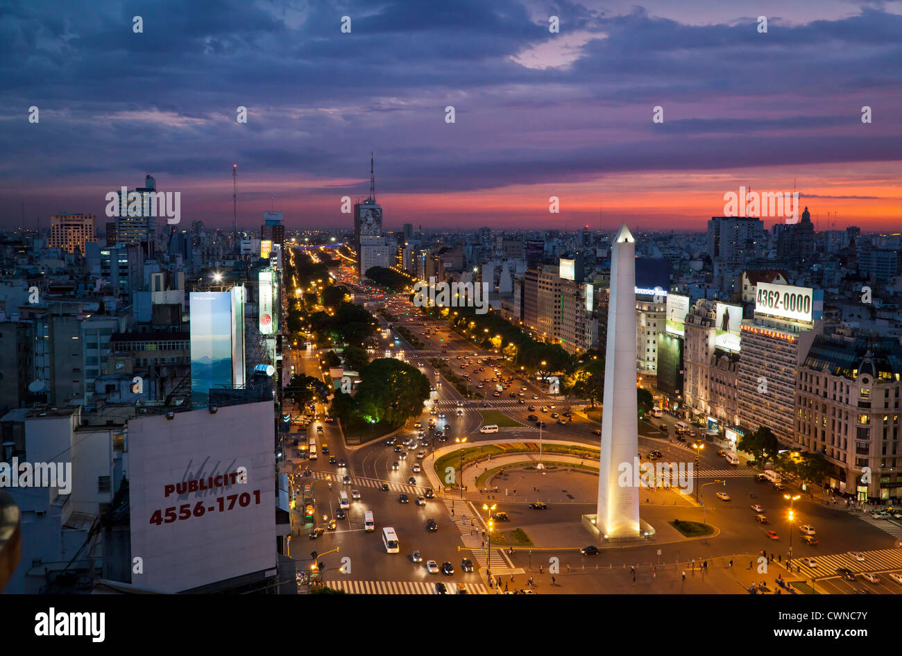 Blick über Avenida 9 Julio und der Obelisk im Plaza Republica, Buenos Aires, Argentinien. Stockfoto