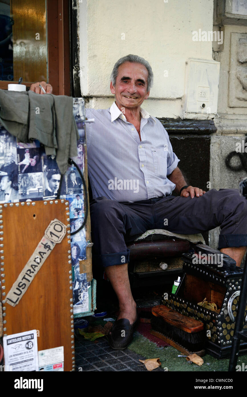 Porträt von einem Schuhputzer in Avenida de Mayo im Zentrum von Buenos Aires, Argentinien. Stockfoto