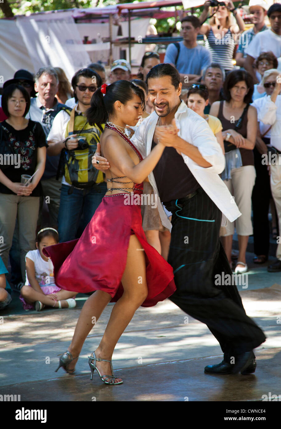 "El Indio" und seiner Partnerin Maria Laura Sosa im Plaza Dorrego in San Telmo, Buenos Aires, Argentinien Tango tanzen. Stockfoto