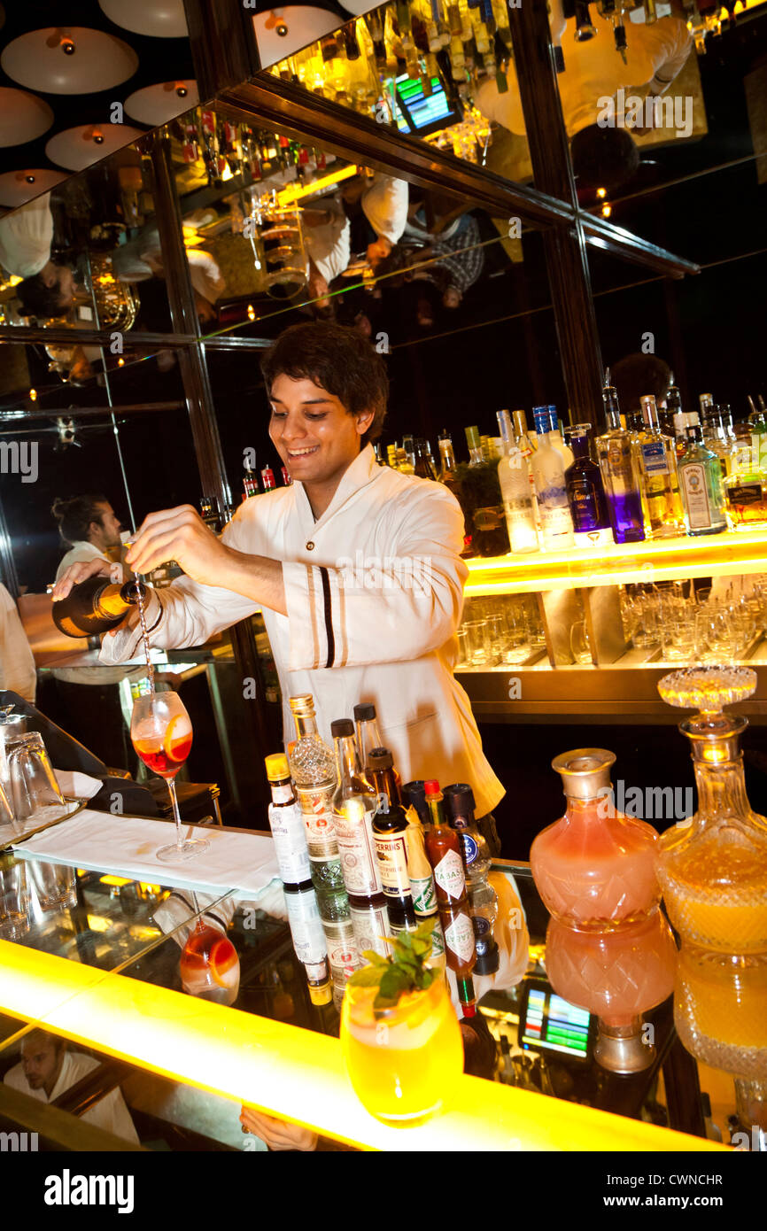 Barkeeper im Bar Isabel Vorbereitung der Spritz l ' Orange Cocktail, Palermo Soho, Buenos Aires, Argentinien. Stockfoto