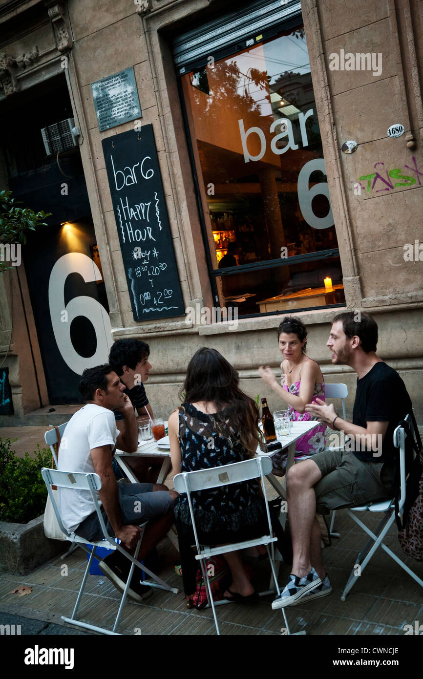 Menschen sitzen bei 6 Bar in Palermo Soho, Buenos Aires, Argentinien. Stockfoto