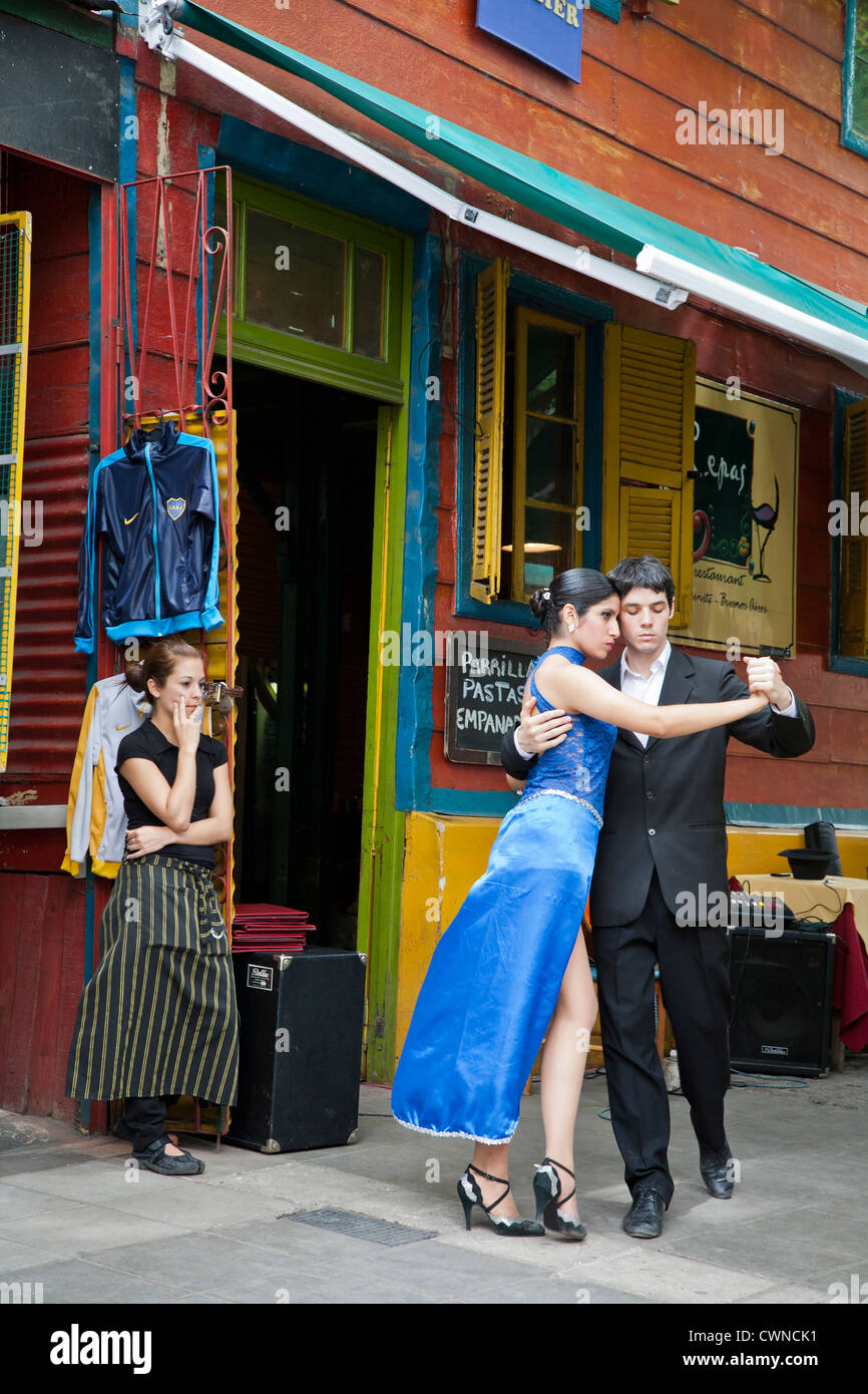 Paare tanzen Tango im Caminito Bereich in La Boca. Buenos Aires, Argentinien Stockfoto