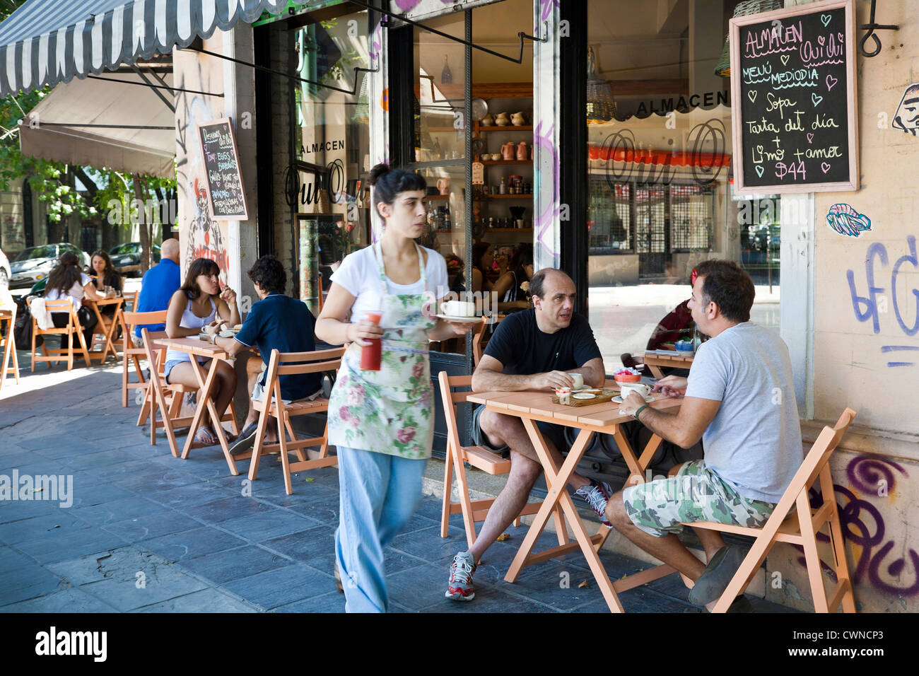 Menschen sitzen im Café Oui Oui in Palermo, Buenos Aires, Argentinien. Stockfoto