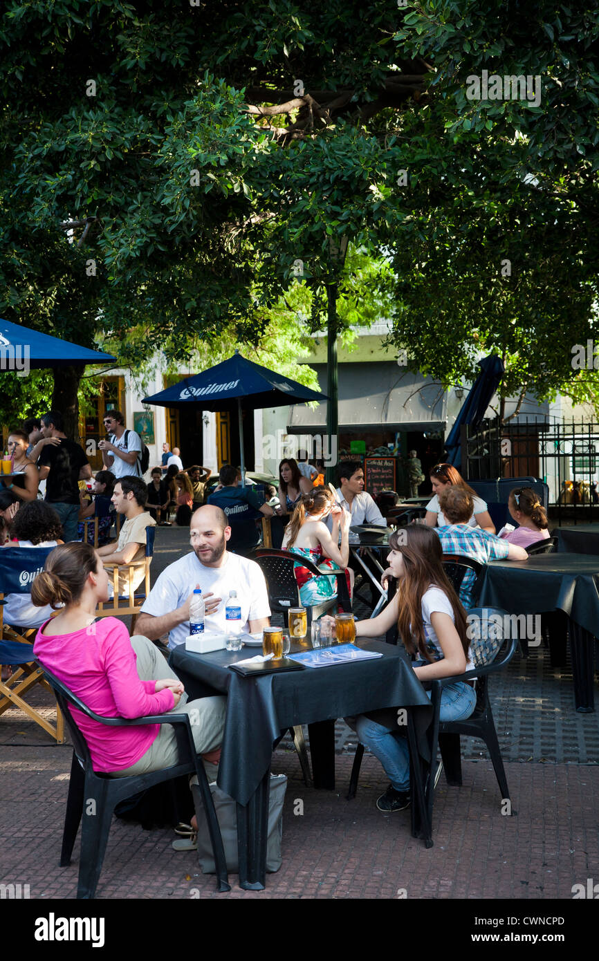 Menschen sitzen im Cafe del Arbol am Plaza Dorrego in San Telmo, Buenos Aires, Argentinien. Stockfoto Menschen sitzen im Cafe del Arbol am Plaza Dorrego in San Telmo, Buenos Aires, Argentinien. Stockfoto