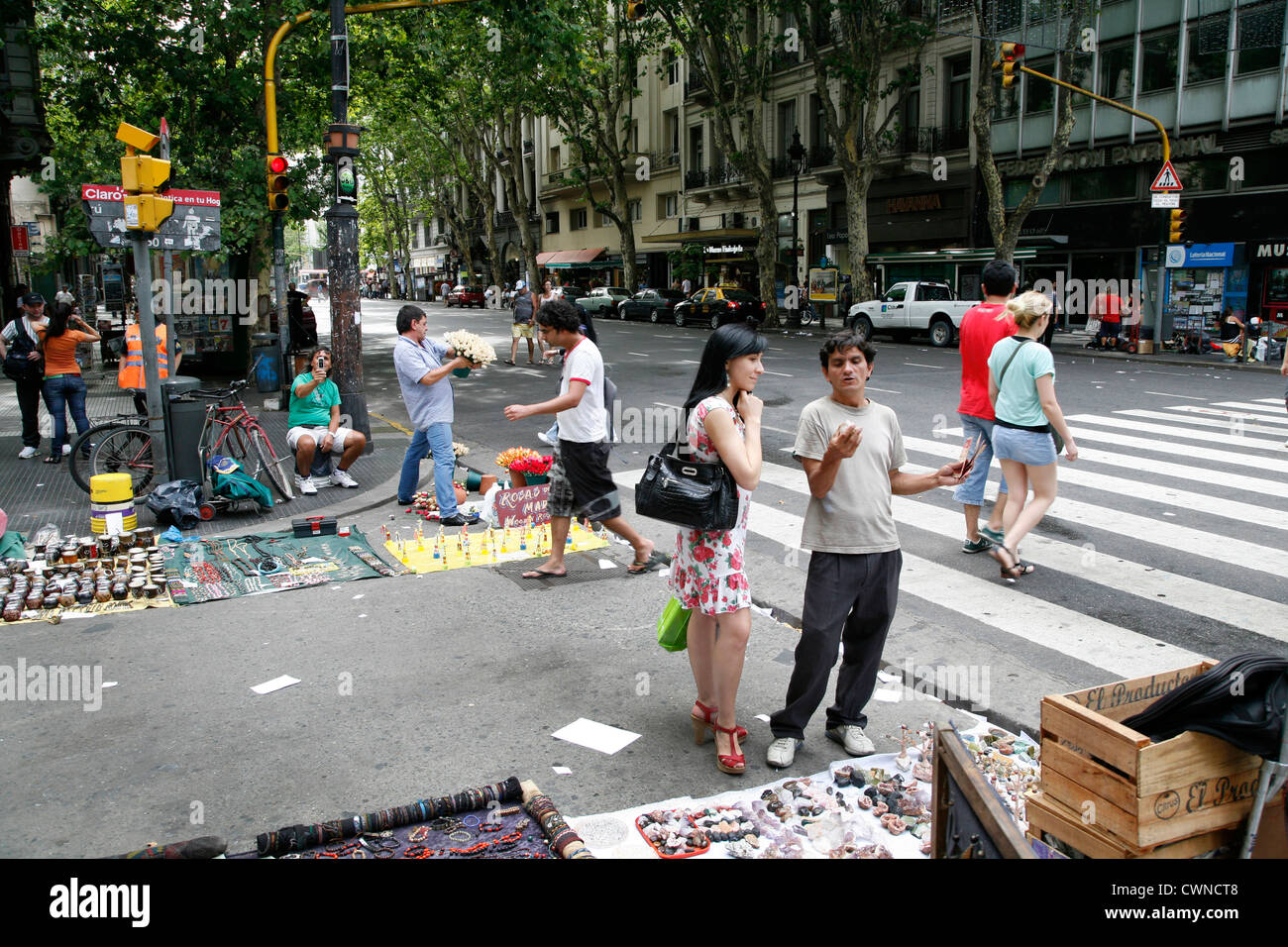Menschen auf der Avenida de Mayo, Buenos Aires, Argentinien. Stockfoto