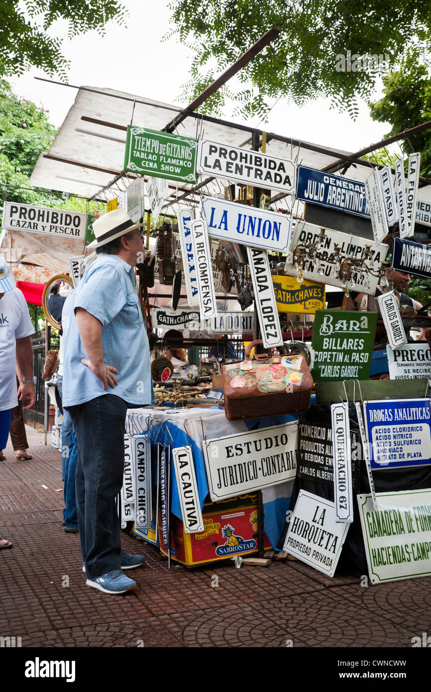 Der Sonntag Flohmarkt in San Telmo, Buenos Aires, Argentinien. Stockfoto