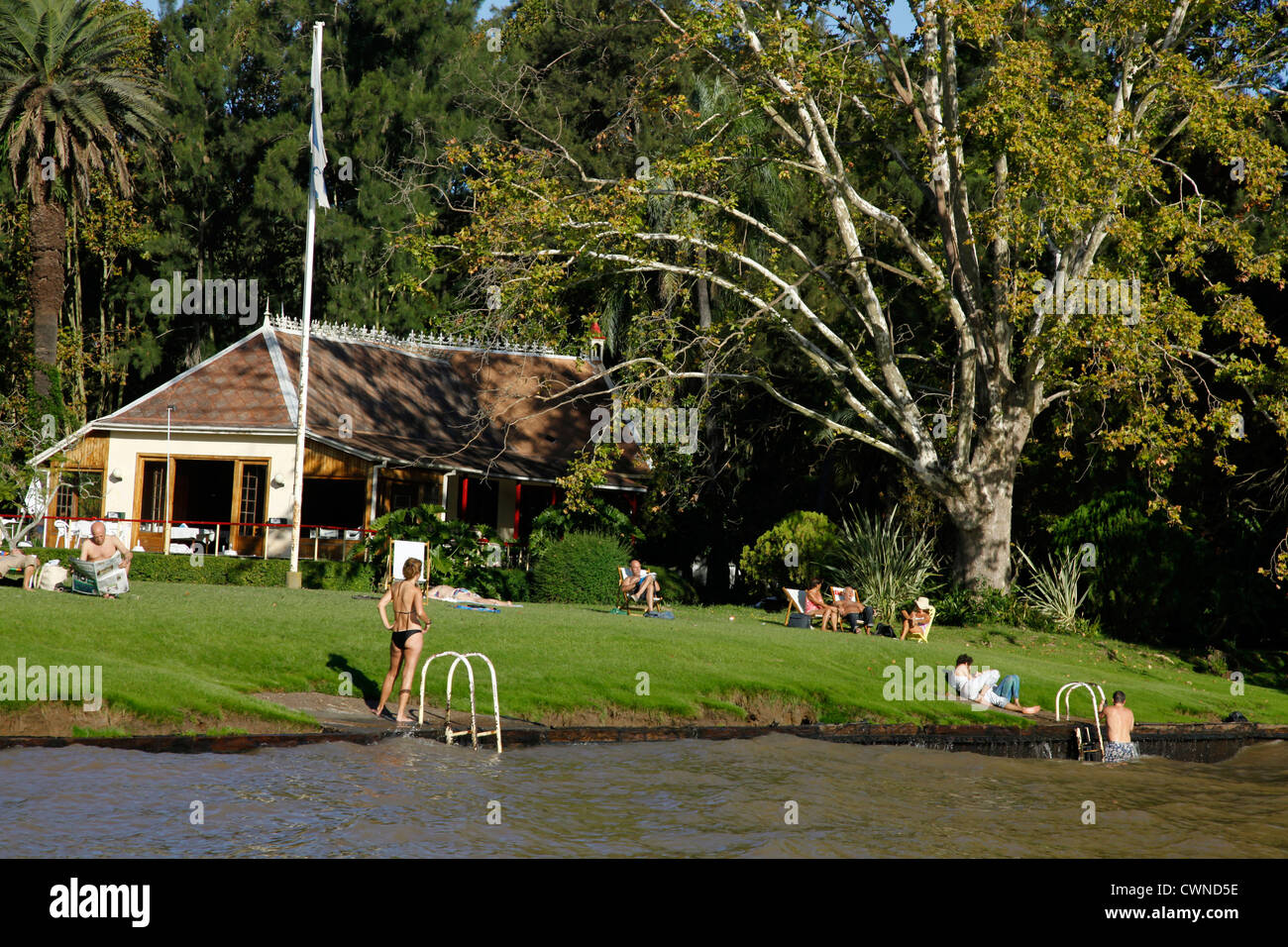 Ferienhäuser am Fluss an der Mündung, Tigre, Argentinien. Stockfoto