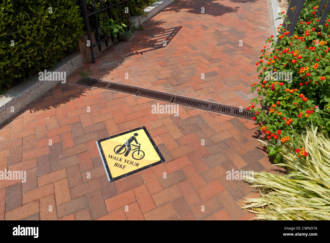 "Walk Your Bike" Zeichen auf Ziegel Gehweg Stockfoto