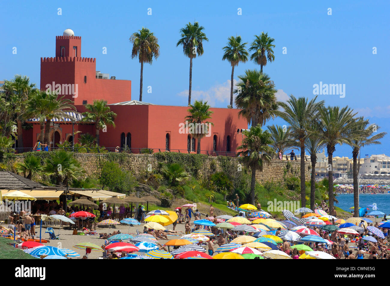 Strand und Bil-Bil Castle im Hintergrund, Benalmadena. Provinz Malaga, Costa Del Sol, Andalusien, Spanien Stockfoto