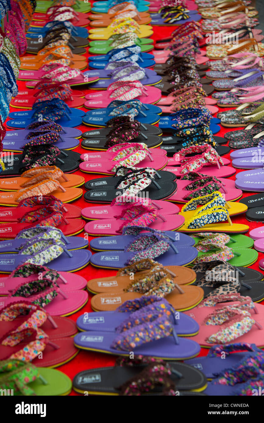 Flips Flops zum Verkauf an Nachtmarkt in Bang Saen, Thailand Stockfoto