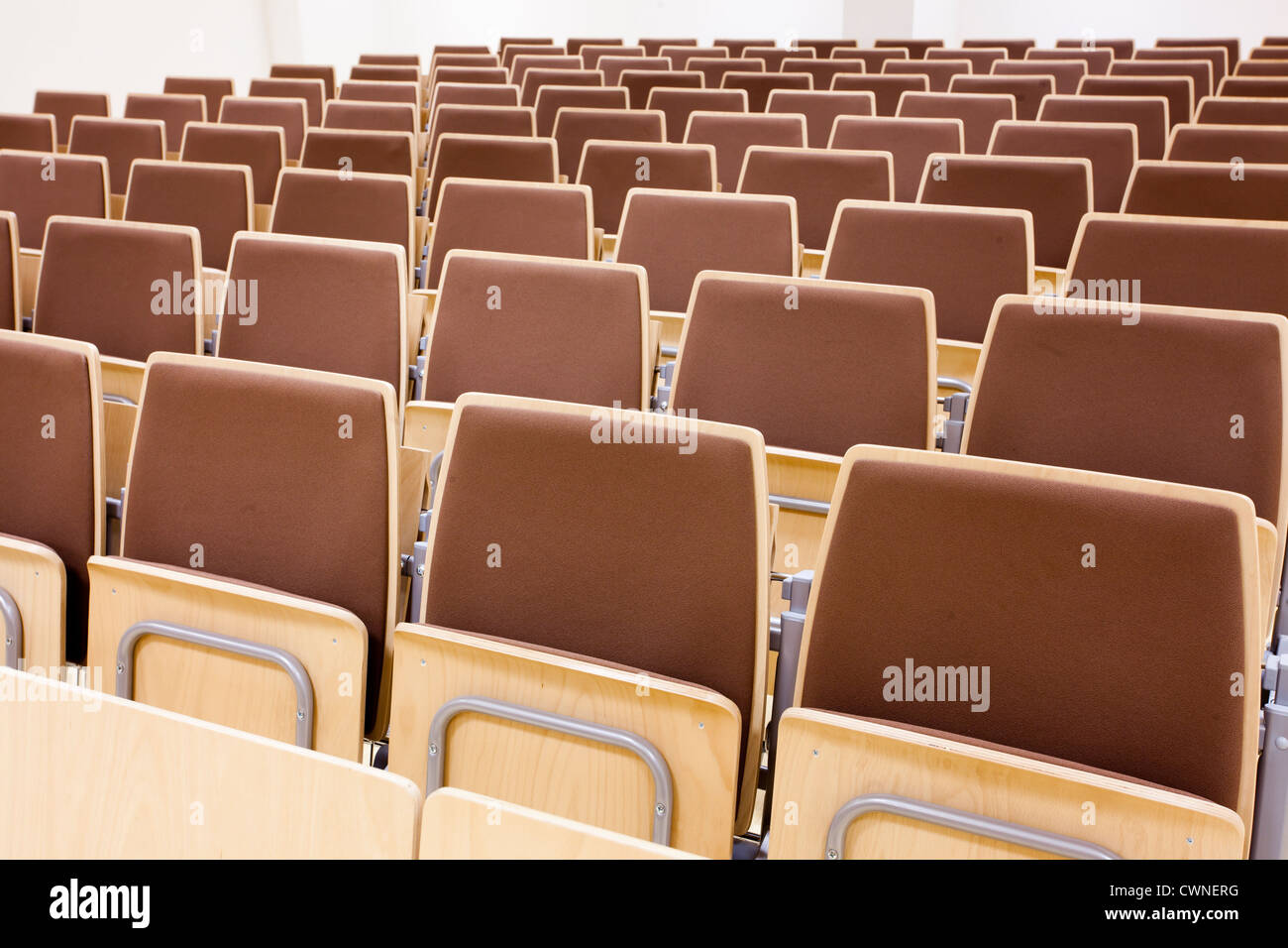 leere Auditorium mit Stuhlreihen braun Stockfoto