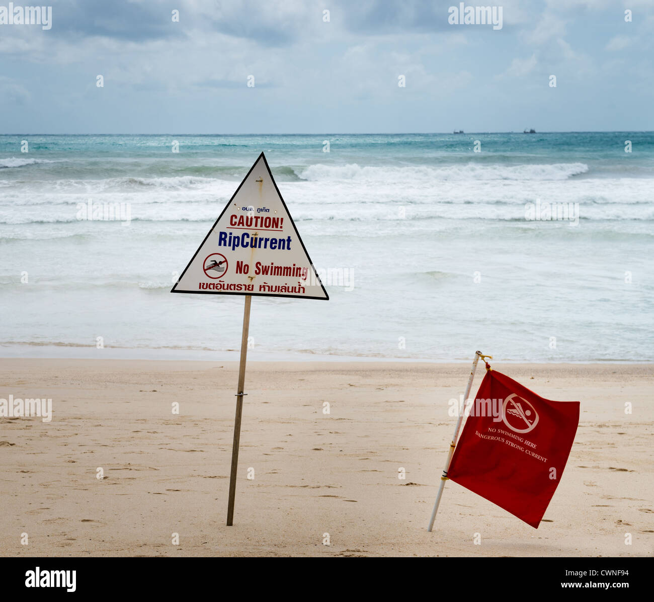 Warnsignale über Rip Strom an einem Strand mit Gewitterwolken auf Hintergrund Stockfoto