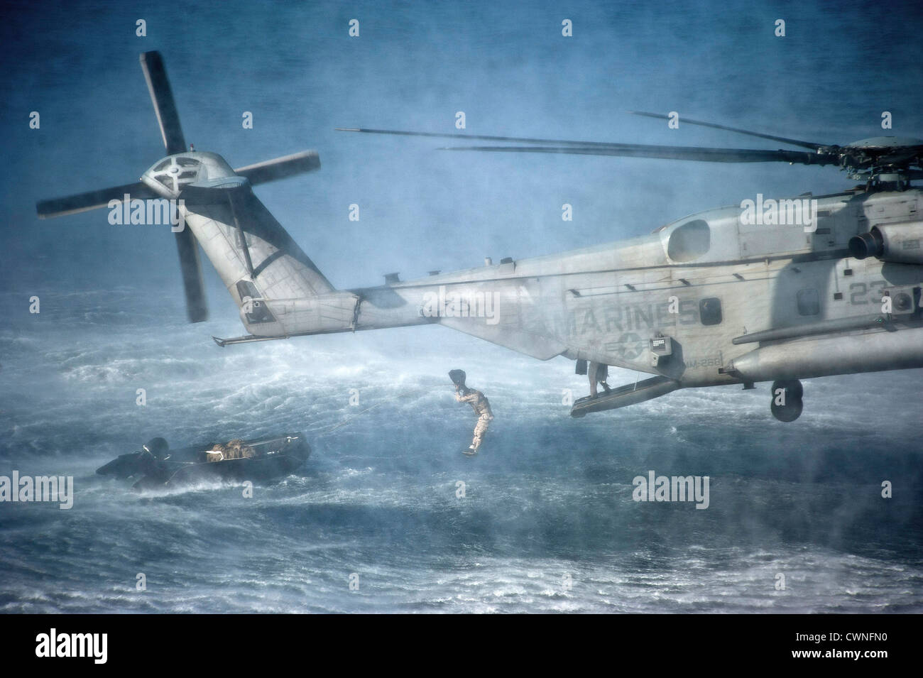 US-Marines Verhalten einsetzen Übungen von einem CH-53E Super Stallion-Hubschrauber 19. Januar 2012 in das Arabische Meer. Die 11. MEU ist auf amphibischer Angriff Schiff USS Makin Island eingeschlagen, Unterstützung von maritimer Sicherheitsoperationen und Sicherheitsbemühungen Zusammenarbeit Theater in den USA im Einsatz 5. Flotte Aufgabengebiet. Stockfoto