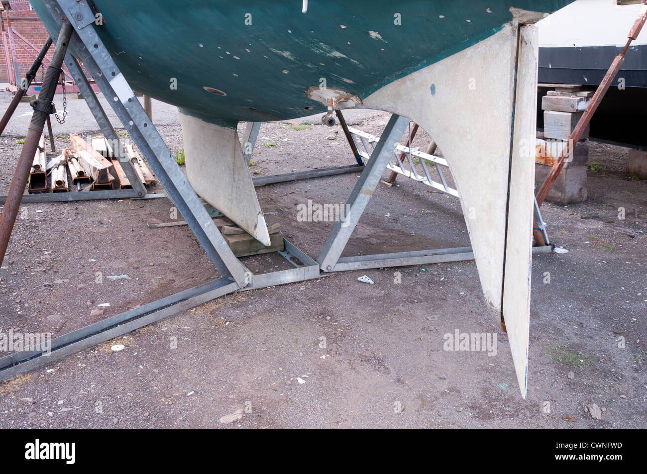 Ruder und Kiel sichtbar auf einem Boot im Trockendock. Stockfoto