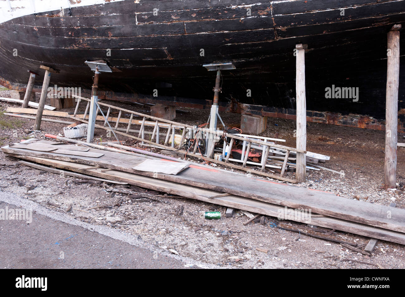Holzboot im Trockendock Restaurierung unterzogen. Stockfoto
