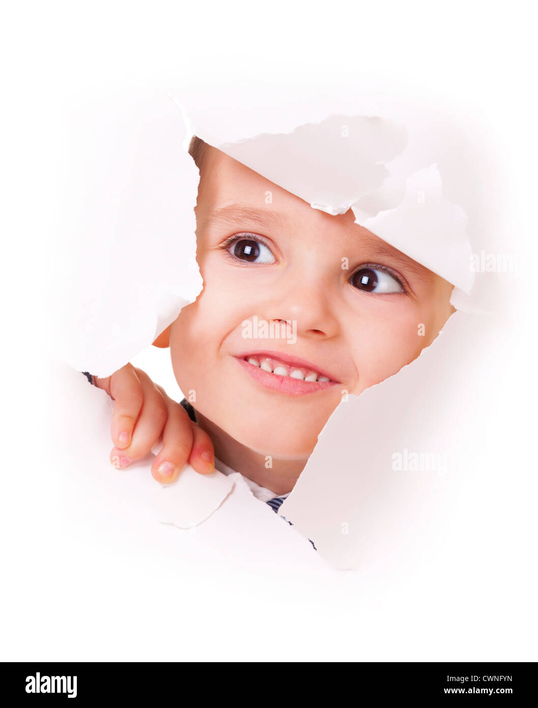 Neugierige Kind blickt durch ein Loch im Weißbuch Stockfoto