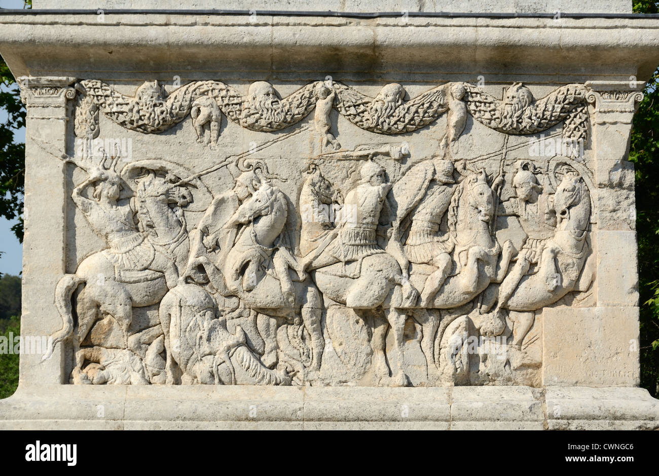 Bas-Reliefs von römischen Soldaten oder römischen Armee kämpfen in der Schlacht Szene auf Mausoleum der Julii (c40BC) Glanum Saint-Rémy-de-Provence Frankreich Stockfoto