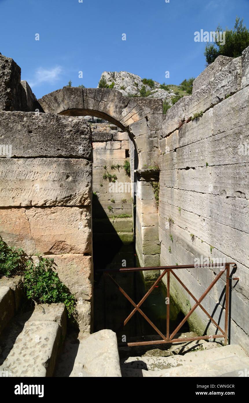 Schritte zur Heiligen Quelle, Heilwasser & Brunnen an den römischen Resten oder der antiken Stadt Glanum Saint-Rémy-de-Provence Provence Frankreich Stockfoto