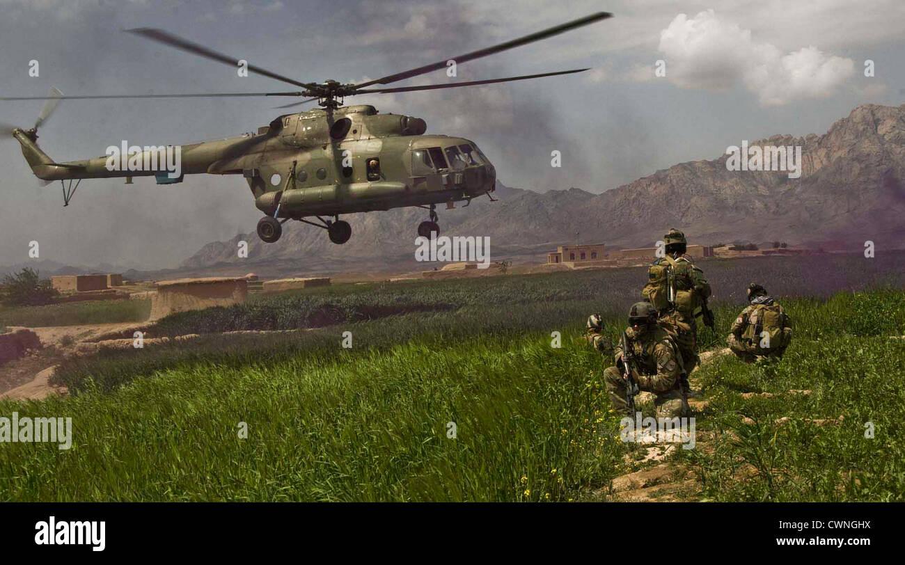 Koalitionstruppen ziehen Sie Sicherheit für die uns MI-17 Hubschrauber für die Extraktion 12. April 2009 im Gulistan District, Provinz Farah, Afghanistan. Stockfoto