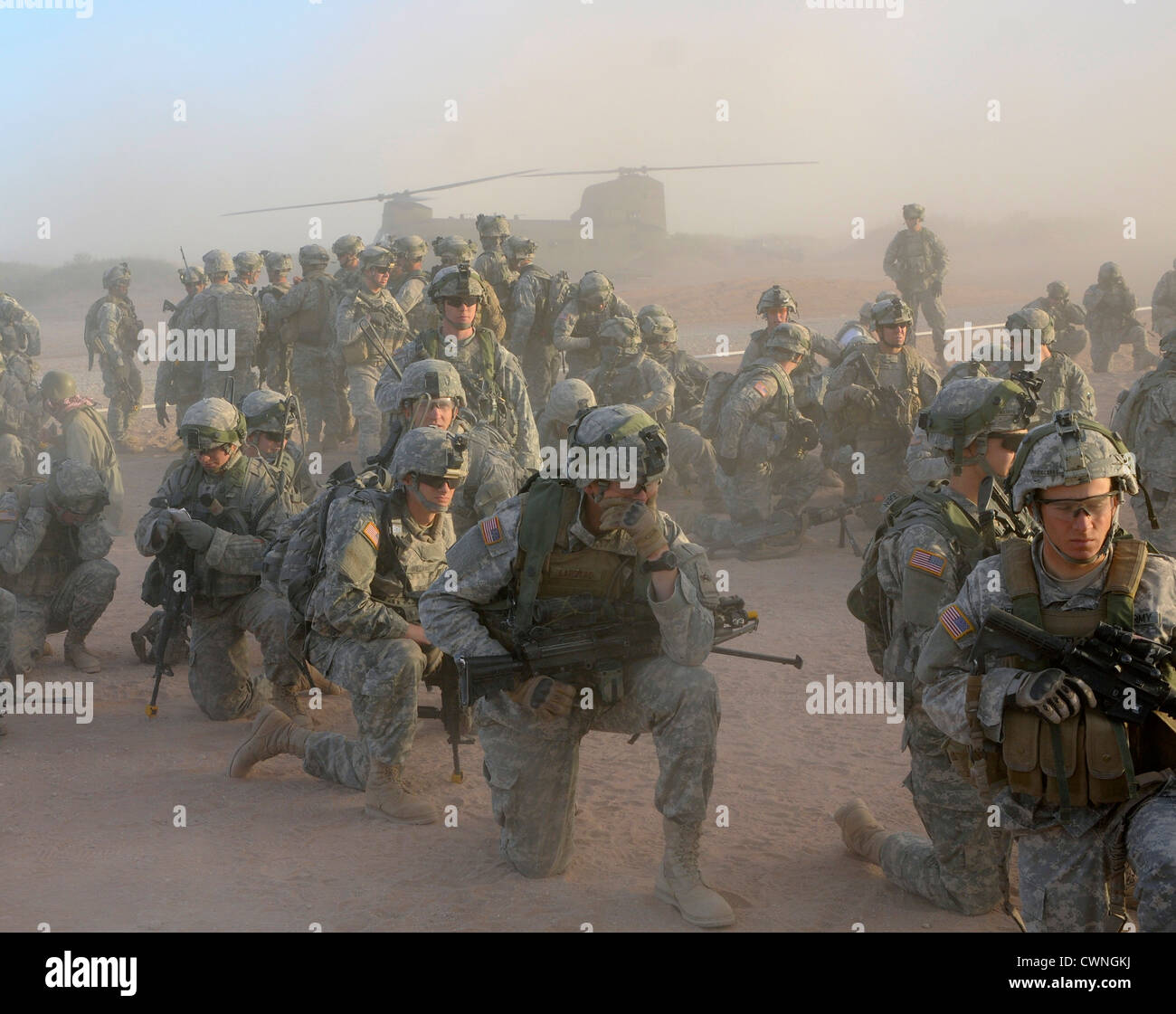 Soldaten mit Bravo Unternehmen warten Hubschrauber für eine Luft-Angriff-Mission 2. Mai 2012 laden. Stockfoto