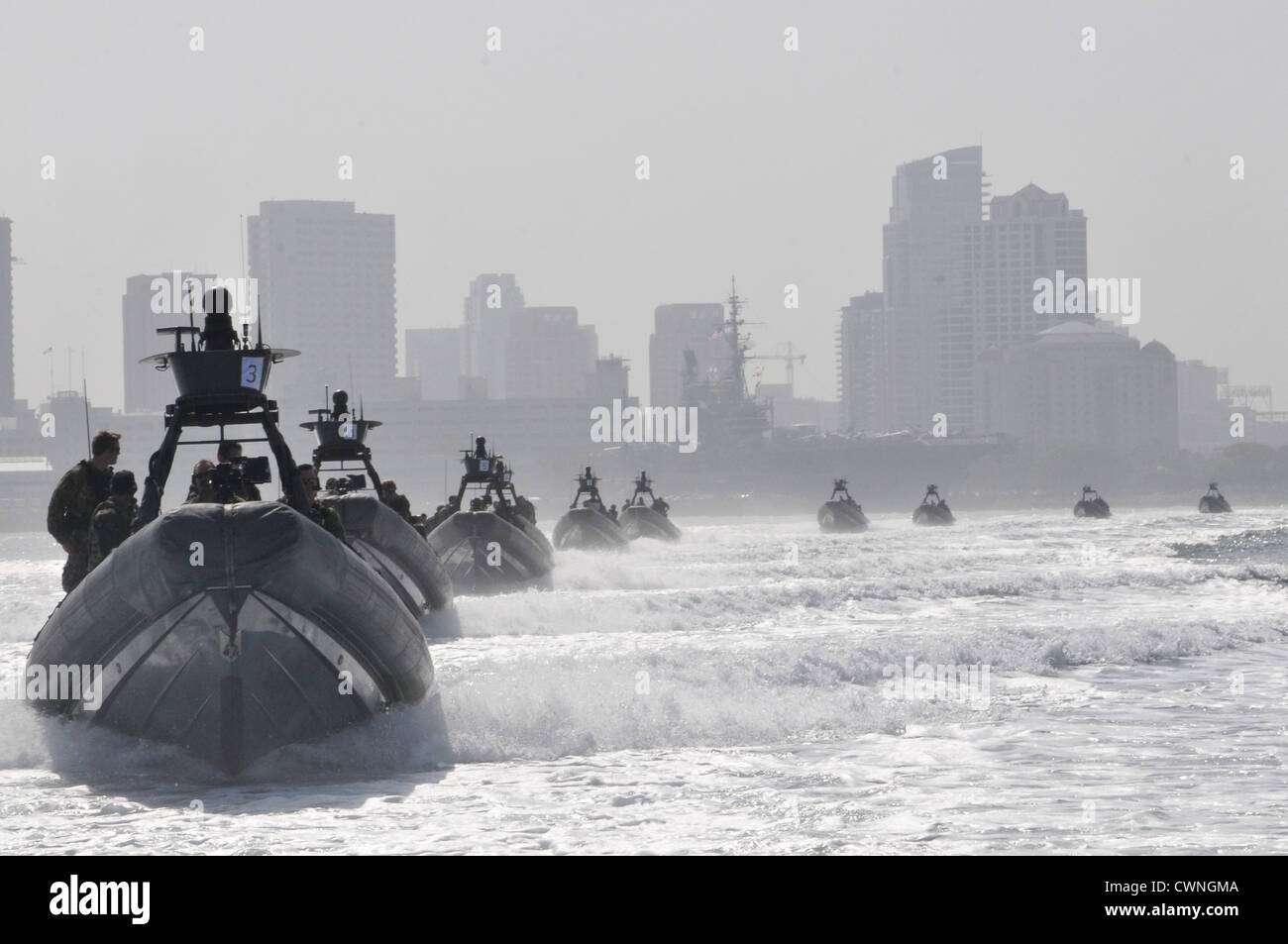 Rigid-Rumpf Schlauchboote tragen 12 Segler und Gäste durch San Diego Bay zu einer auf See-Änderung der Befehl 7. Juni 2012 in San Diego, Ca. Stockfoto
