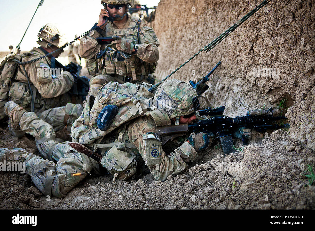 US Army Fallschirmjäger feuert seine M4 Karabiner an Aufständischen 15. Juni 2012, in der Nähe von gemeinsamen Sicherheit Station Hasan, südlichen Provinz Ghazni, Afghanistan Kräfte. Stockfoto