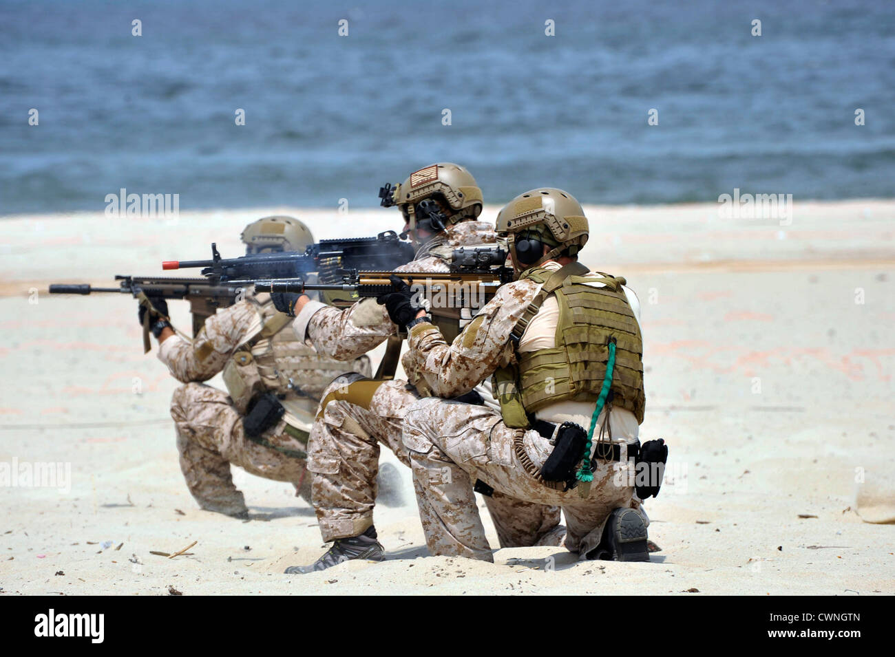 US Navy SEALs Teilnahme an einer Übung auf gemeinsame Expeditionary Base Little Creek Fort Story 21. Juli 2012 in Virginia Beach, VA. Stockfoto
