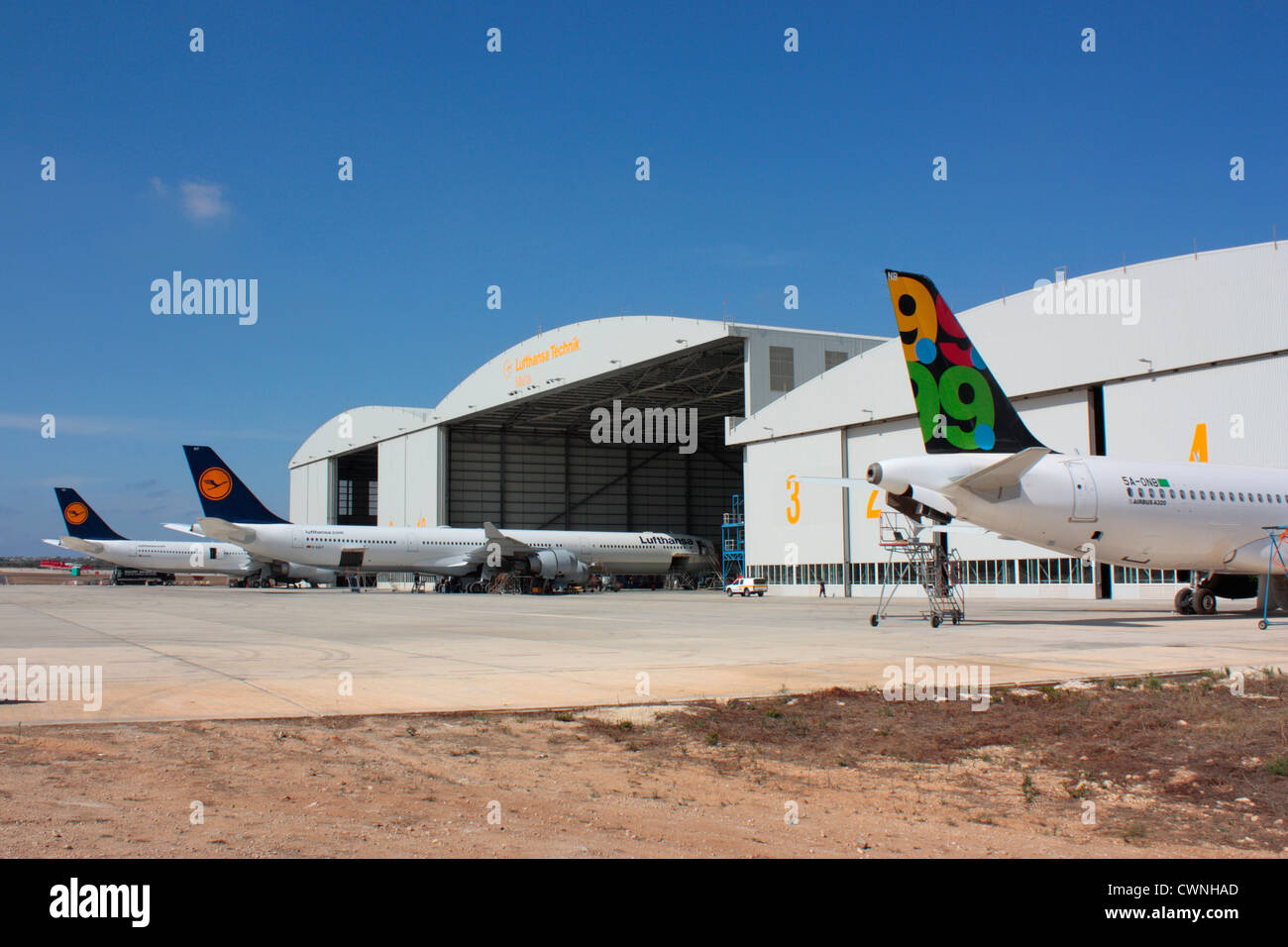 Lufthansa Technik Malta Wartungshallen mit Düsenjets, Überholung Stockfoto