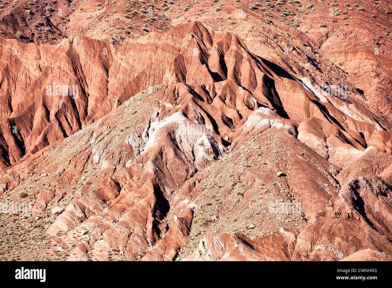 Berg mit roten Felsen im Tal Ounila. Stockfoto