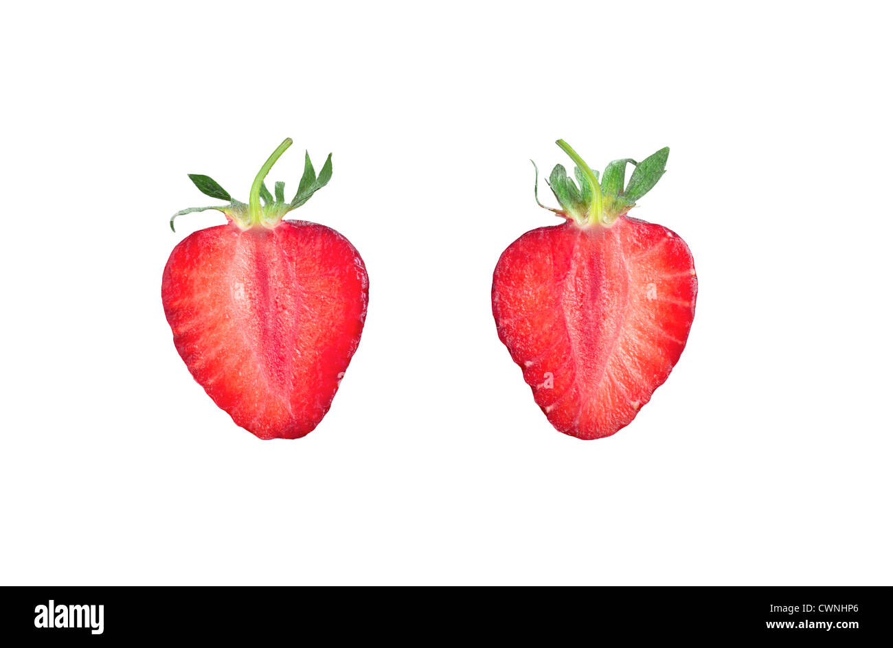 Erdbeeren halbieren, auf 100 % weißen Hintergrund isoliert Stockfoto