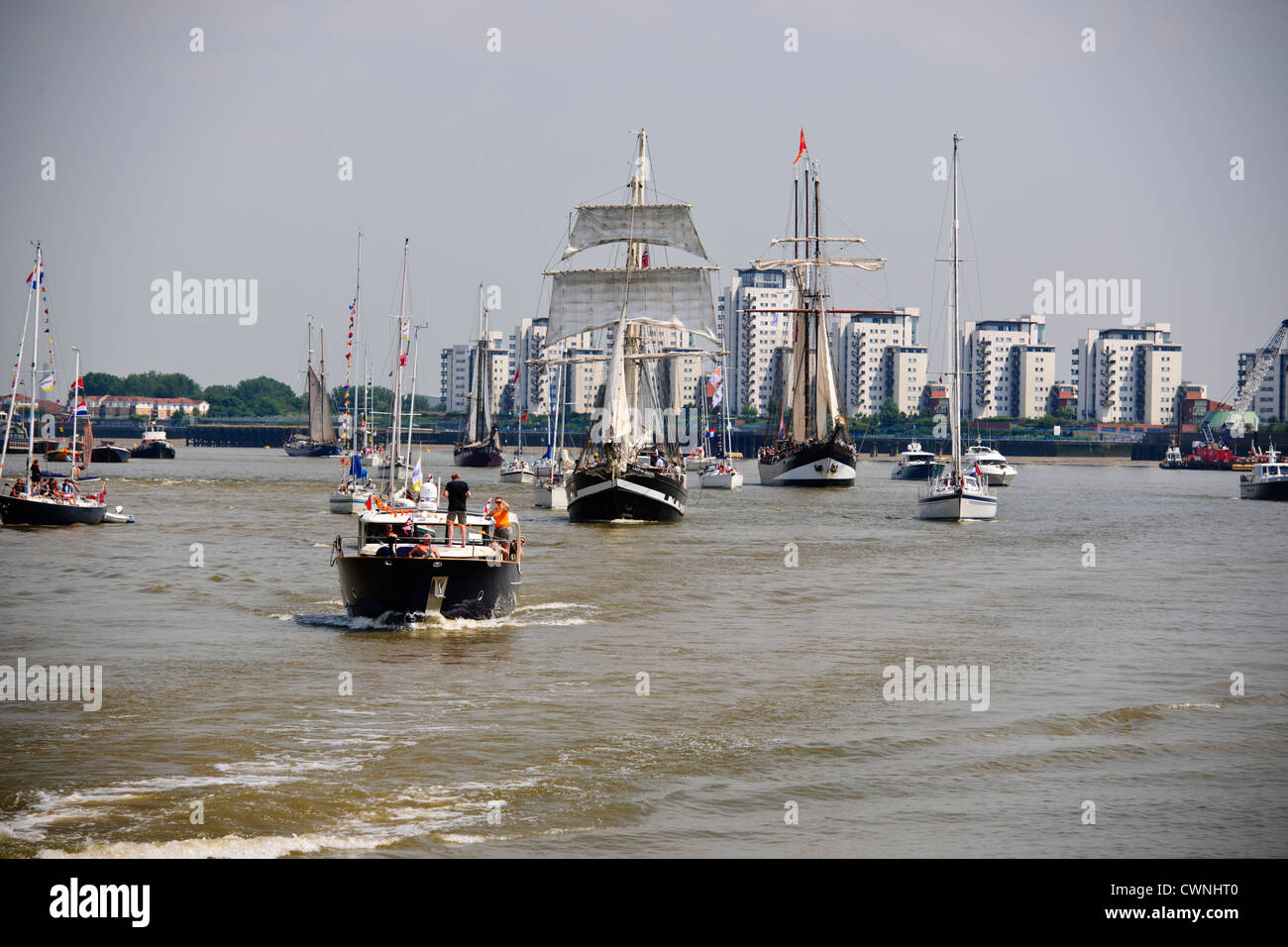 Niederländische Großsegler senken unter Segel, Galeonen, River Thames Festzug für die Olympischen Spiele 2012 in London River Thames River Barrier, London, UK Stockfoto