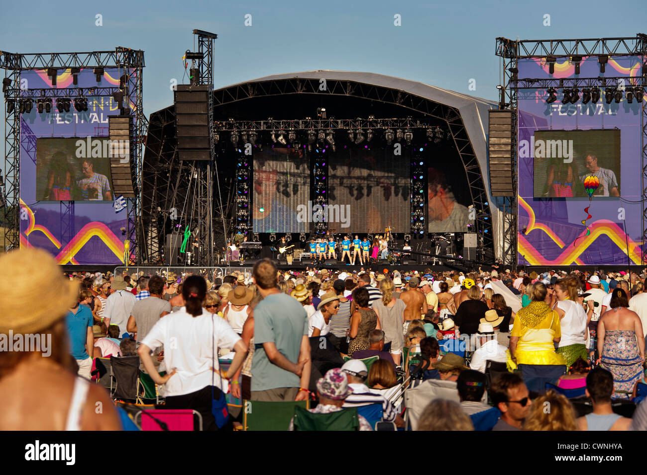 Riesige Menschenmenge vor der Bühne auf die Rewind Festival Henley on Thames 2012 Festivalbesucher. JMH6030 Stockfoto
