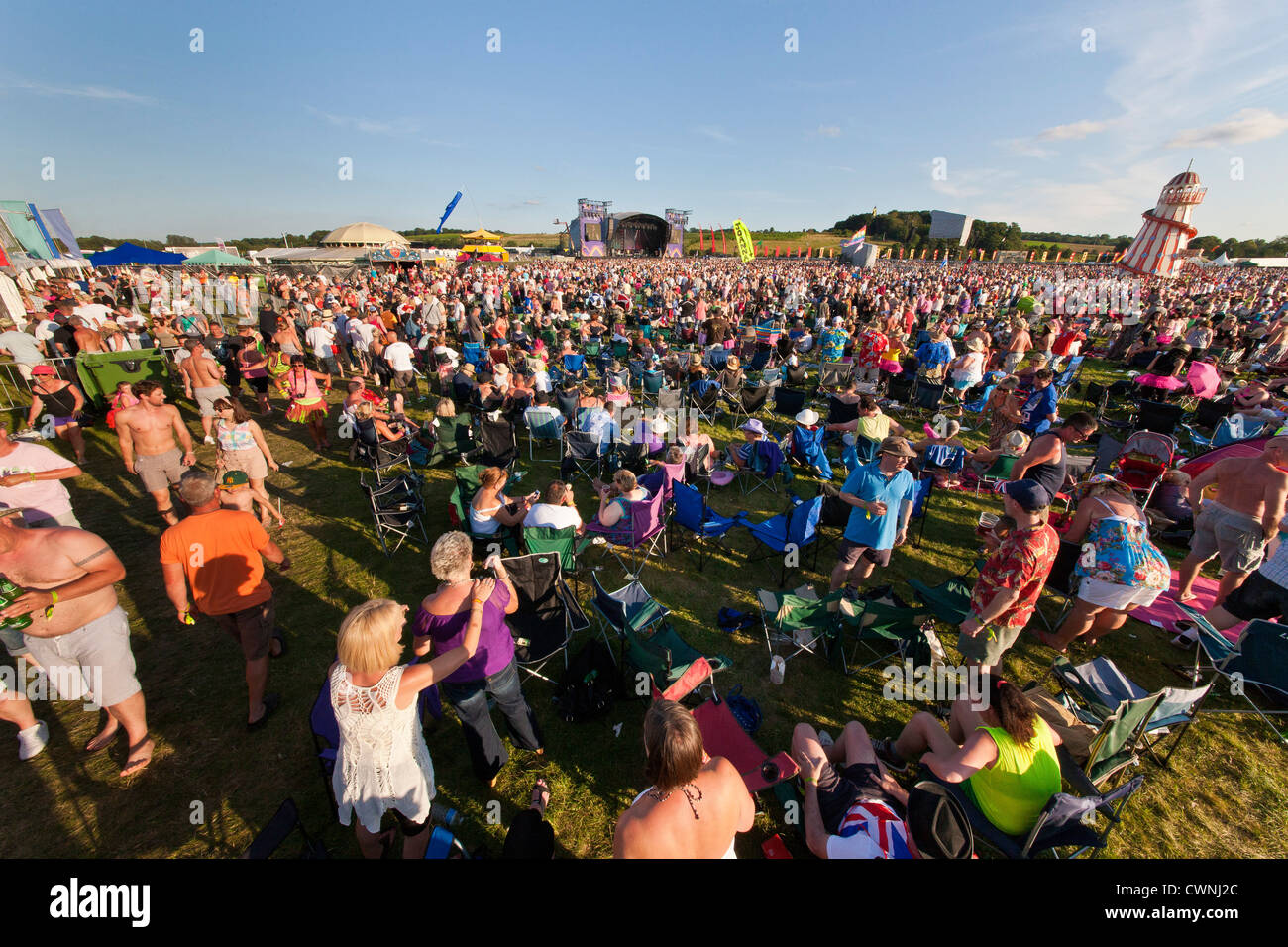 Die große Masse der Festivalbesucher vor der Bühne auf die Rewind Festival Henley on Thames 2012. JMH6032 Stockfoto