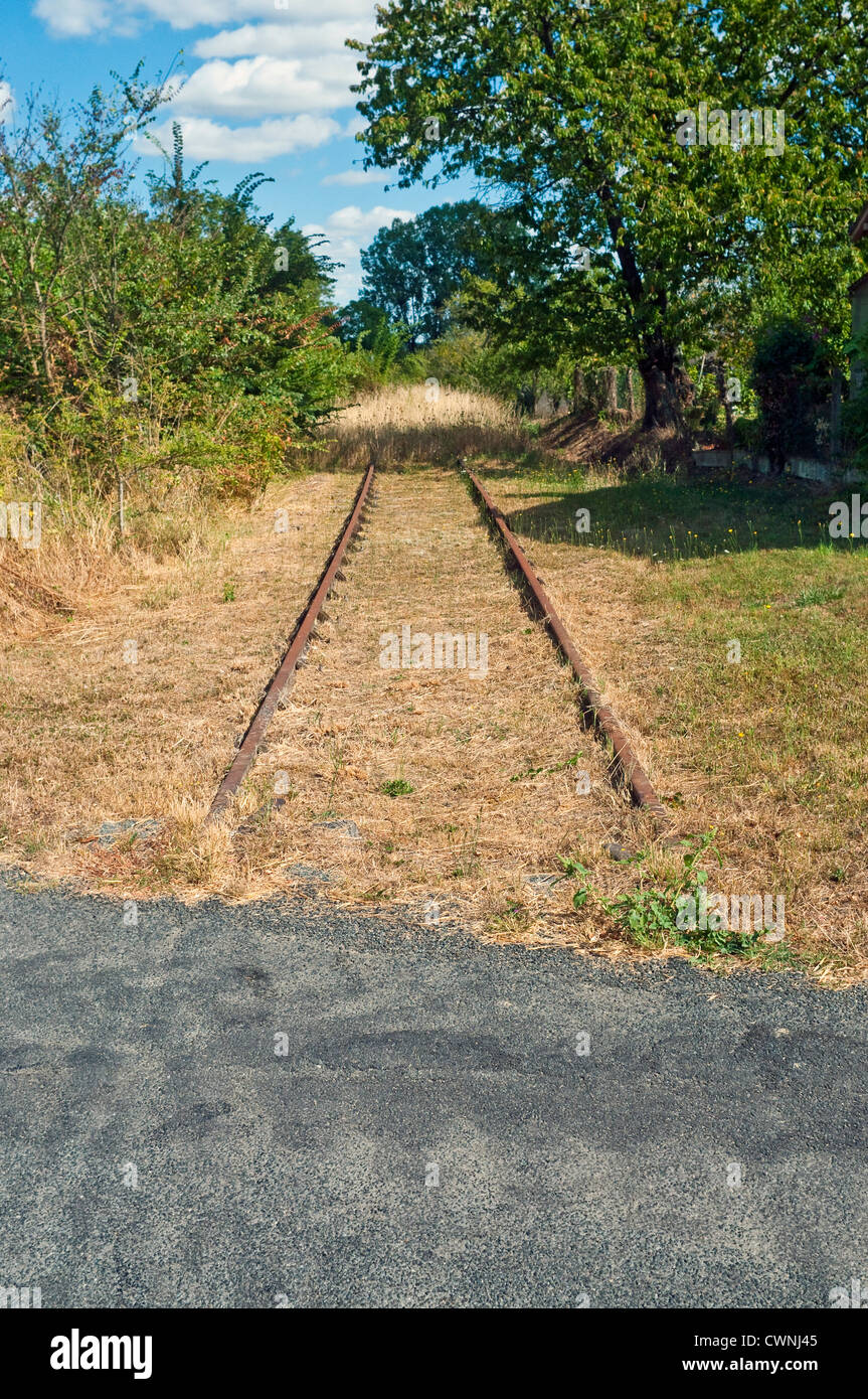 Stillgelegte Bahnstrecke verfolgen / Straßenkreuzung - Frankreich aufgetaucht. Stockfoto