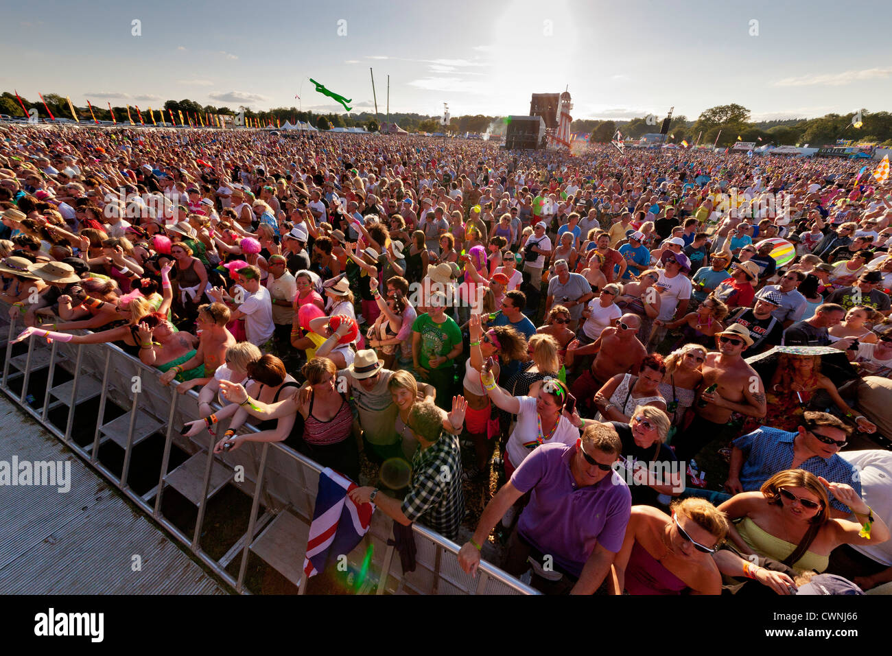 Die große Masse der Festivalbesucher vor der Bühne auf die Rewind Festival Henley on Thames 2012. JMH6034 Stockfoto