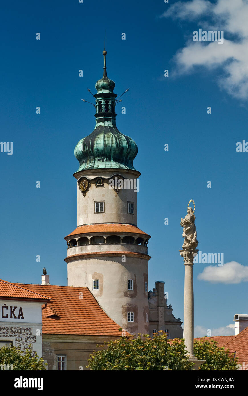 Burg, Turm und Spalte im Nové Město nad Metují im ostböhmischen Kraj (Region Hradec Králové), Tschechische Republik Stockfoto