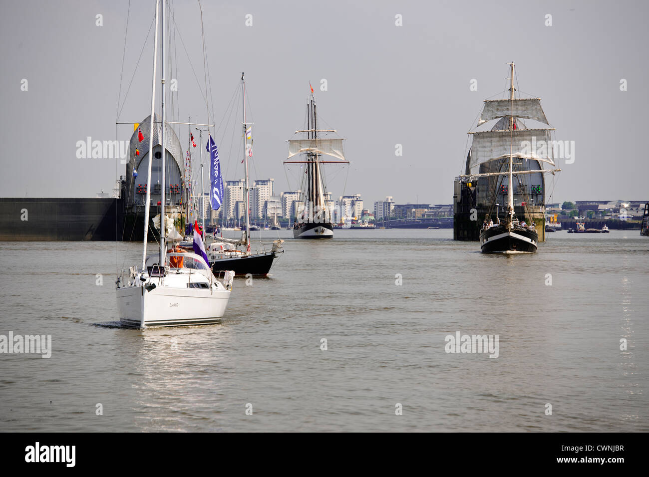 Niederländische Großsegler senken unter Segel, Galeonen, River Thames Festzug für die Olympischen Spiele 2012 in London River Thames River Barrier, London, UK Stockfoto