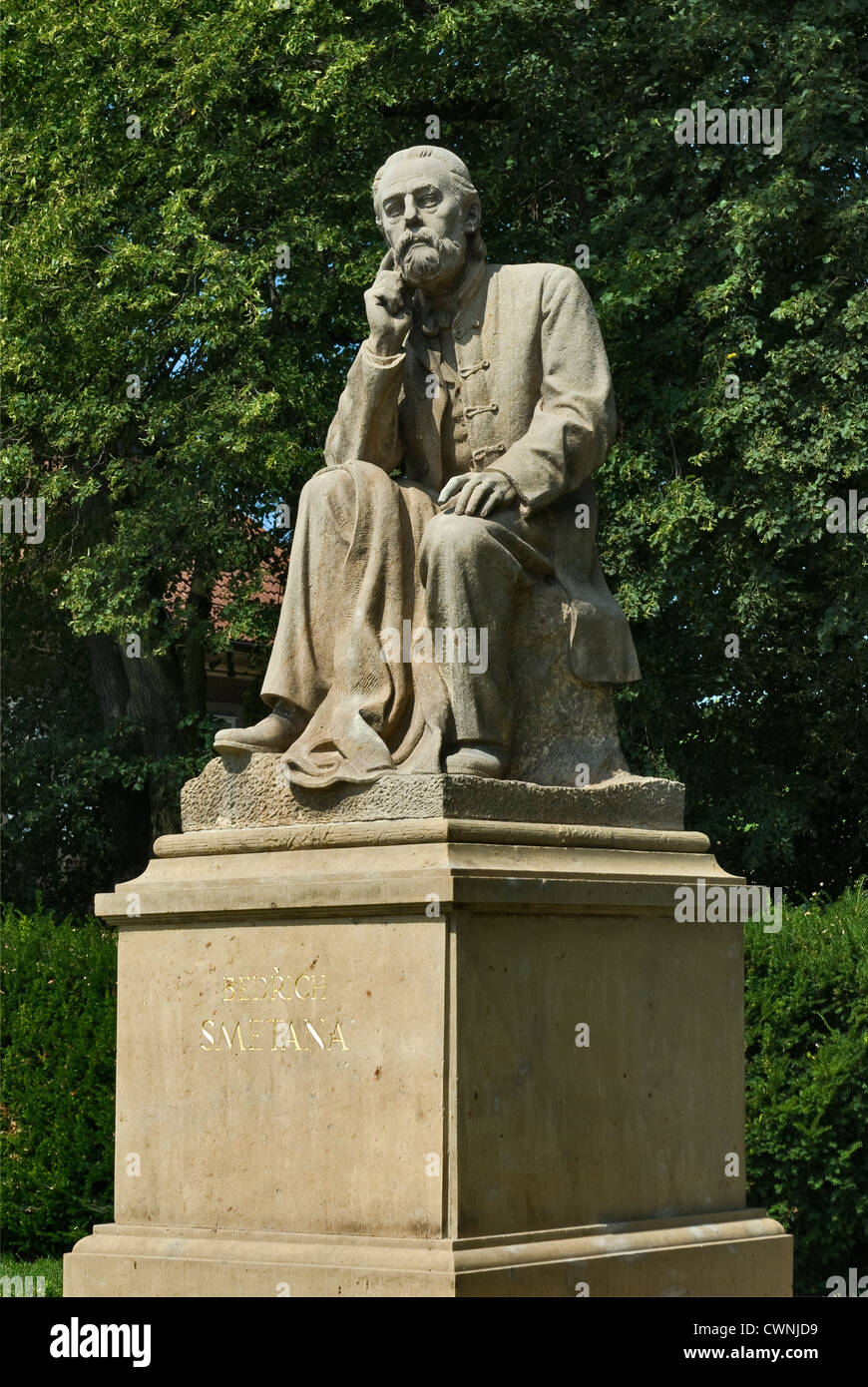 Bedřich Smetana-Statue in der Nähe von Schloss Nové Město nad Metují im ostböhmischen Kraj (Region Hradec Králové), Tschechische Republik Stockfoto