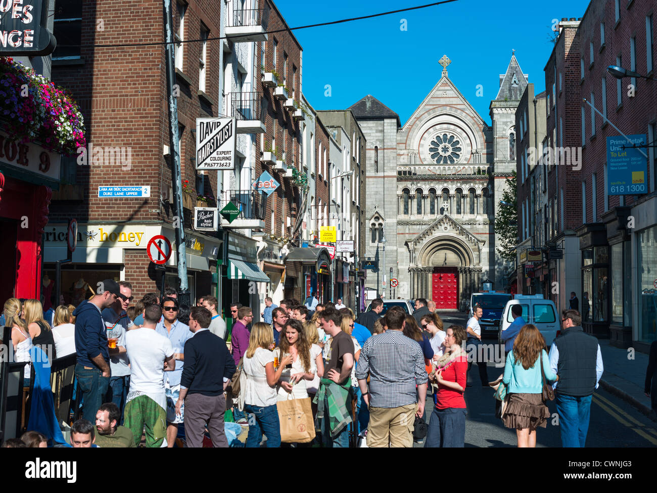 Eine geschäftige Anne Street South mit St. Ann's Church of Ireland nach hinten. Dublin, Irland. Stockfoto